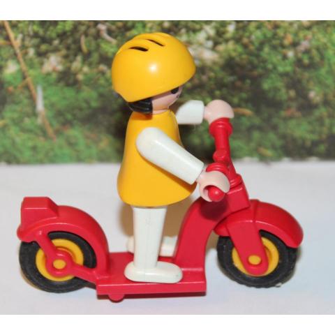 Playmobil barn flicka med hjälm sparkcykel 