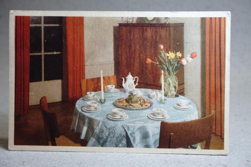 Vackert Dukat Bord i 1940-tals inredning - Hjärtlig Gratulation - Gammalt vykort 1948