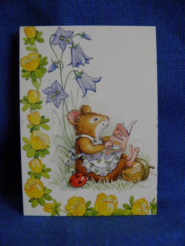Vykort Söt mus läser med nyckelpiga och blommor