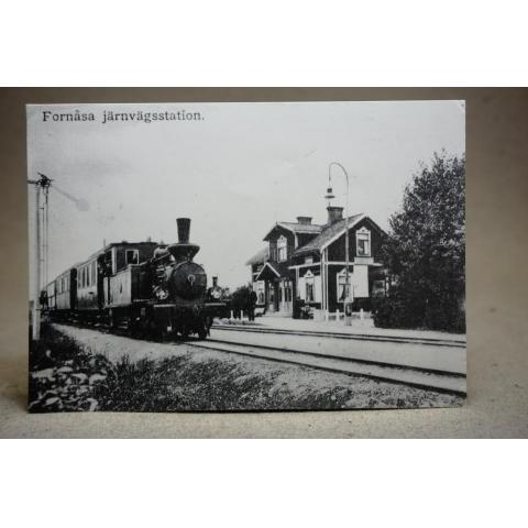Persontåg Fornåsa station 1910 Östergötland - Järnvägarnas Museumförening    ...Fin evenemangstämpel / Ortsstämpel - Hästveda 1985