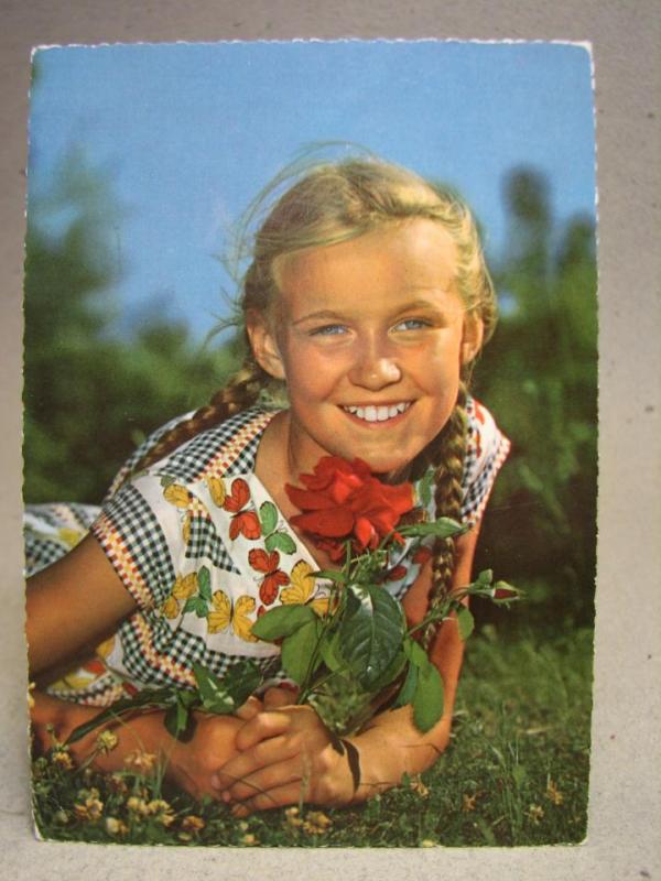 Söt Flicka i fin klänning - Äldre oskrivet vykort 