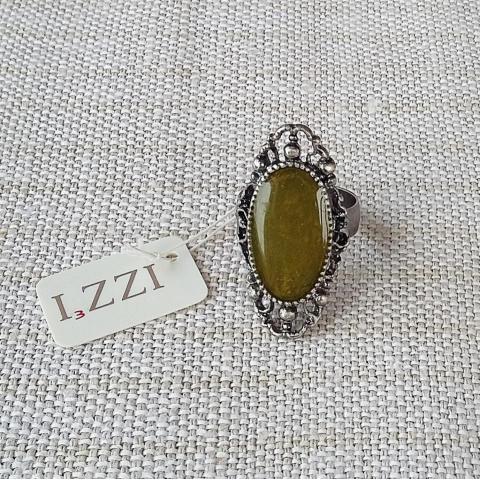 Ny ring med fint ornament och oval grön sten, nickelfri metall, 17/S, 18/M och 19/L