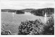Motiv från sjön Sommen-Torpöfjärden. Med segelbåtar.