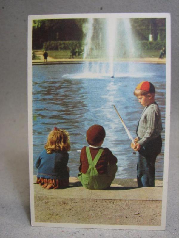3 Barn framför fontän
