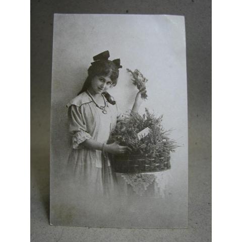Antikt vykort Söt flicka med blomkorg