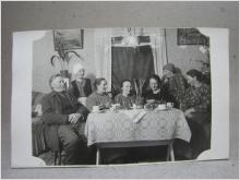 Antikt Häftigt vykort Fotografi på 6 damer och en man i fin interiör Jäderfors Enviken Dalarna