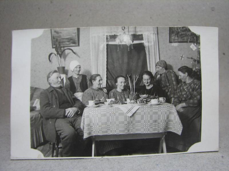 Antikt Häftigt vykort Fotografi på 6 damer och en man i fin interiör Jäderfors Enviken Dalarna