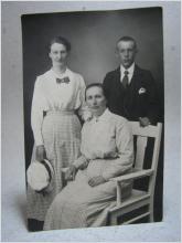 Antikt vykort Fotografi på 2 damer och en gosse Foto Gustaf Lesser Storvik