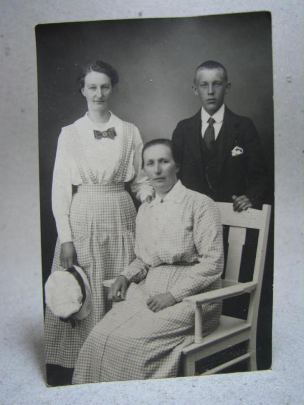 Antikt vykort Fotografi på 2 damer och en gosse Foto Gustaf Lesser Storvik