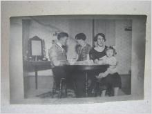 Antikt vykort Fotografi på 4 personer Kan vara från Dalarna