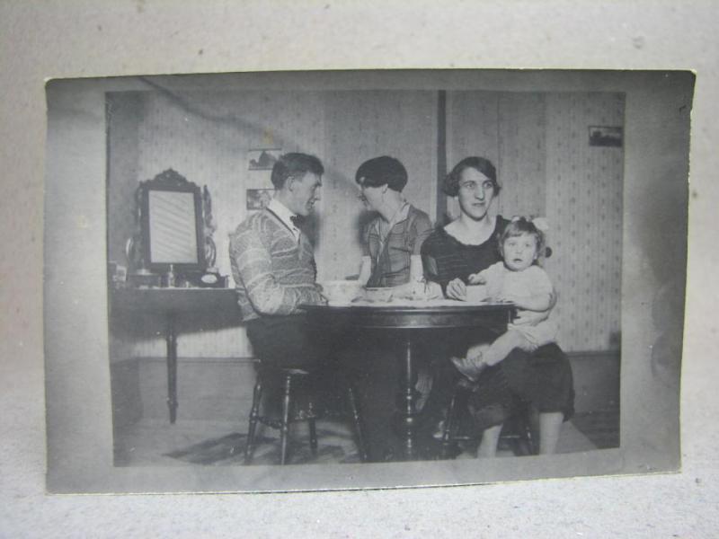 Antikt vykort Fotografi på 4 personer Kan vara från Dalarna