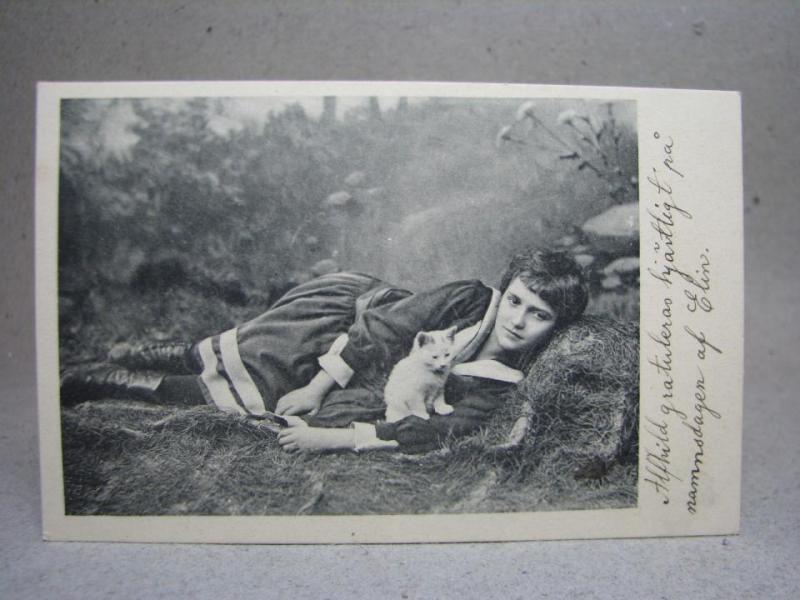 Antikt Brefkort Söt Flicka med katt 1905 Konstförlag insjön