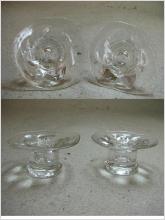 2 ljusstakar i glas formade som en blomma