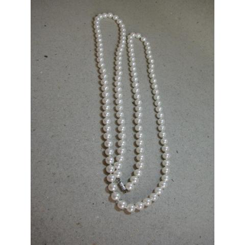 Halsband Pärlhalsband med skimmrande pärlor