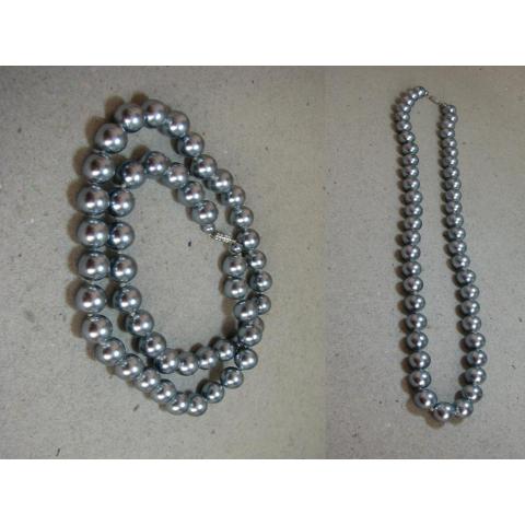 Halsband med silvriga pärlor
