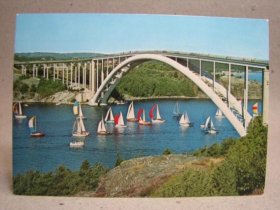 Segelbåtar under Almöbron 1975 Bohuslän Oskrivet Äldre vykort