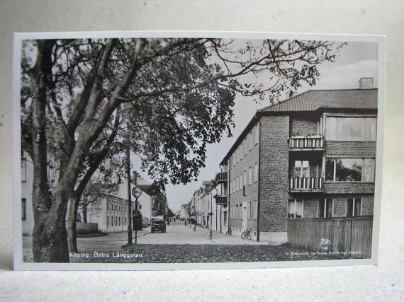 Äldre vykort - Bil på Östra Långgatan - Köping 1948