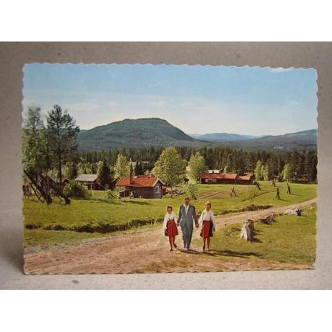 Mora-Nisse med 2 döttrar vid Höksberg Dalarna Oskrivet gammalt vykort