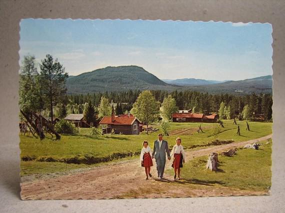 Mora-Nisse med 2 döttrar vid Höksberg Dalarna Oskrivet gammalt vykort