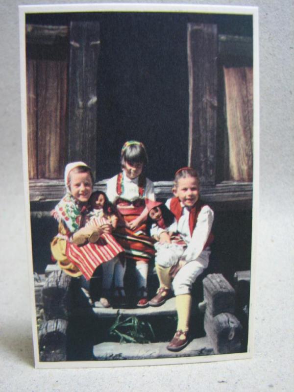 Vykort - Barn i folkdräkt med dockor ur serien sotlugg -  Foto av Karin Fryxell Filipstad