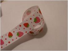 Dekorband, vitt med jordgubbar 1 meter ca 2,2 cm brett
