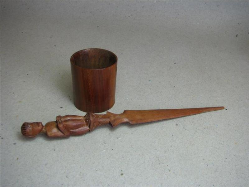 Brevkniv och gemmugg i mahogny med snidad gubbe i handtaget på brevkniven