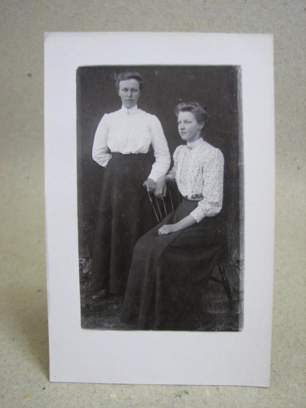 Antikt Brefkort med Personbild - Häftiga kläder