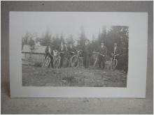 Antikt vykort - Personer med cyklar - Häftiga kläder