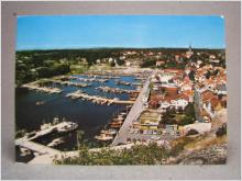 Bilar på kaj och Småbåtar i hamnen Grebbestad 