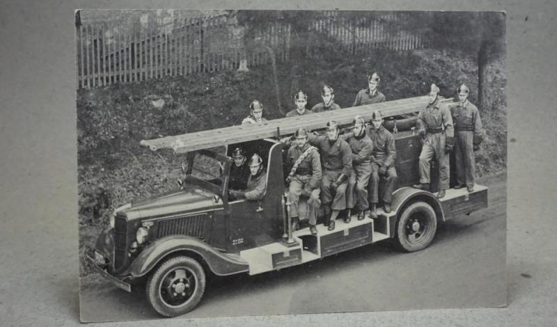 Vykort - Hässelby borgarbrandkår 1936 med nyförvärvad brandbil - märke Ford