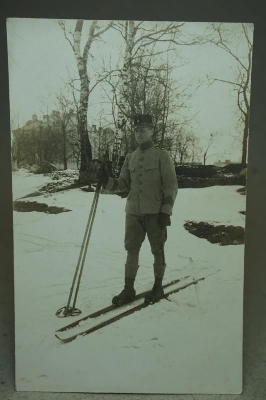 Vykort  - Soldat   i uniform på skidor 