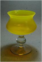 Fin Glasskål på fot med gultonad överdel