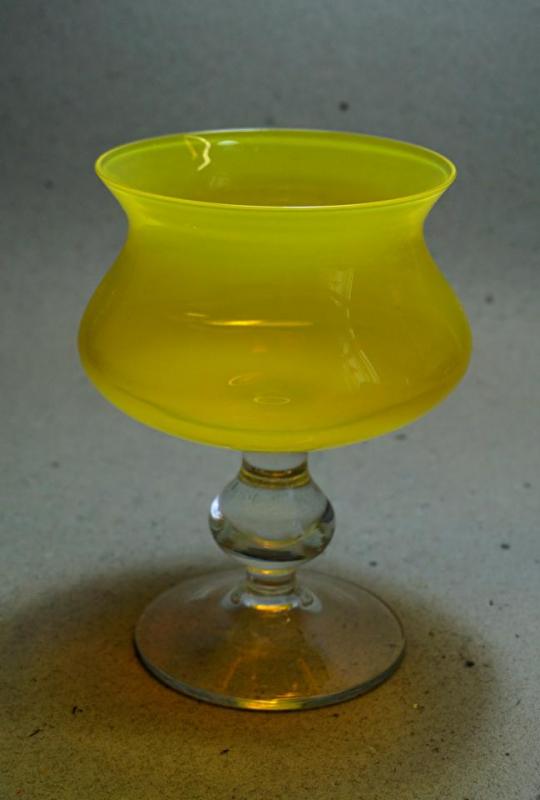 Fin Glasskål på fot med gultonad överdel