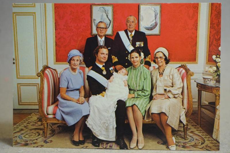 Äldre Vykort  -  H.M. Konung Carl XVI Gustaf  -  H.M. Drottning Silvia och H.K.H. Prinsessan Victoria H.K.H. Prins Bertil m.fl