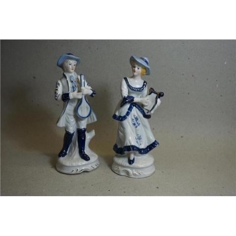 2 Figuriner par i porslin med instrument Rokoko