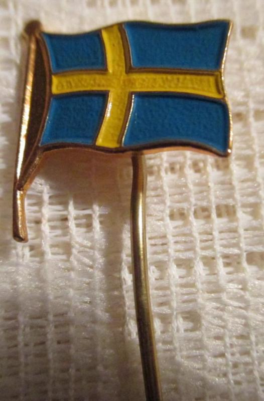 Nål brosch med Svenska flaggan enligt bilderna.