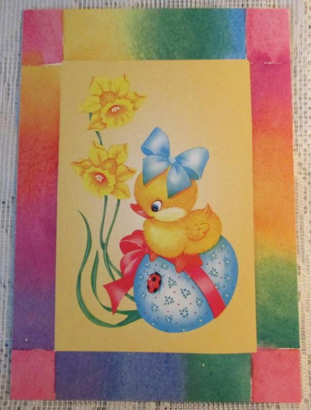 Oskrivet Glad Påsk vykort med kyckling sittande på ägg