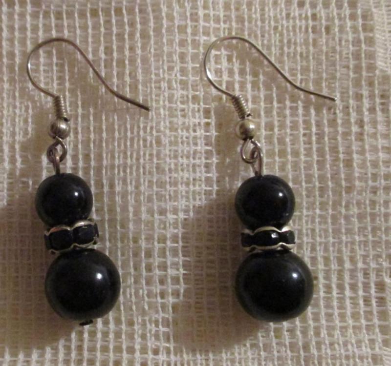 1 Par Örhängen med svarta pärlor / stenar ca. 2,5 cm. Nickelfria.