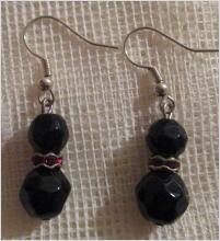 1 Par Örhängen med svarta och röda pärlor / stenar ca. 2,5 cm. Nickelfria.