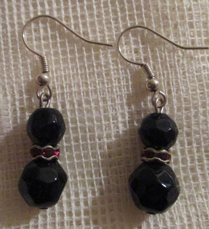 1 Par Örhängen med svarta och röda pärlor / stenar ca. 2,5 cm. Nickelfria.