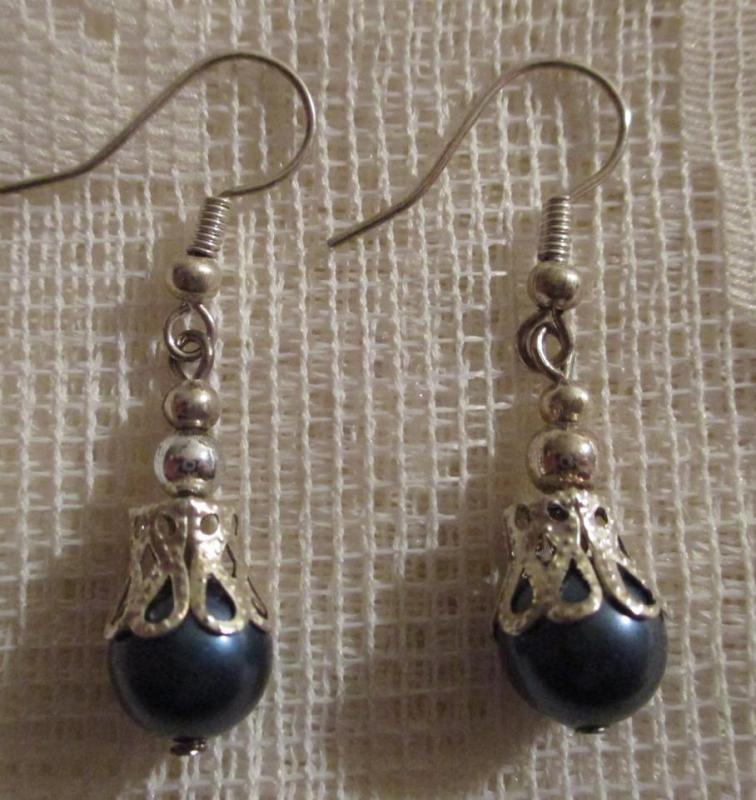 1 Par Örhängen med mörkblå pärla ca. 2,5 cm. Nickelfria.