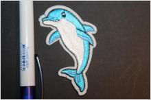 tyglappar stryka på lappa och laga Dekorera delfin  tyglapp tygmärke