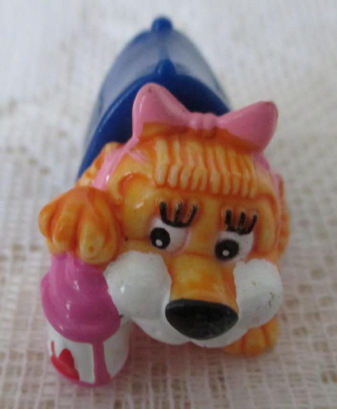 Hund i hundkoja ur Kinderägg. Ferrero 1993
