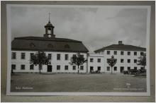 Sala Bilar vid Rådhuset Västmanland Oskrivet gammalt vykort