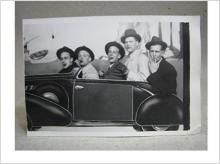 Gammalt Vykort - Foto på Fem herrar i en låtsatsbil
