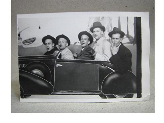 Gammalt Vykort - Foto på Fem herrar i en låtsatsbil