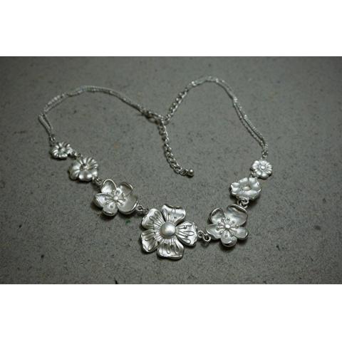 Halsband Vackert med silverfärgade blommor