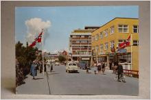 Gatuvy bilar folkliv Gövik 1960 talet Norge - Äldre skrivet vykort 1962