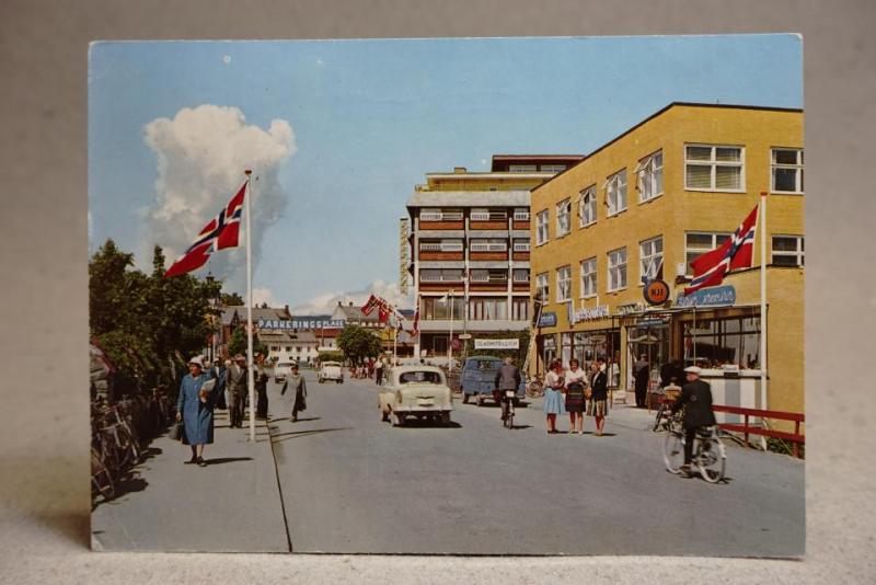 Gatuvy bilar folkliv Gövik 1960 talet Norge - Äldre skrivet vykort 1962