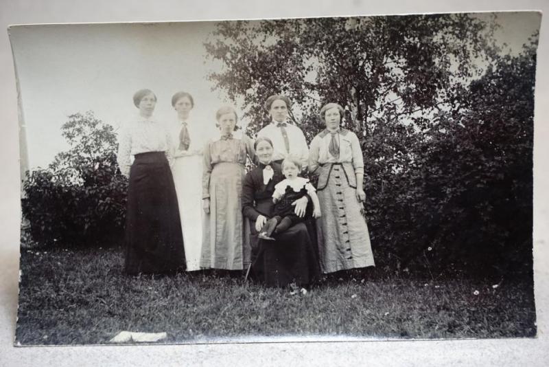 Antikt vykort med Familjebild på damer  - Häftiga kläder